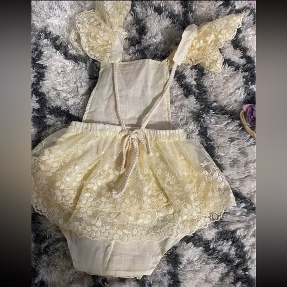 One year old (12m) photo shoot outfit Pretty detailing and vintage looking lace - Picture 3 of 3